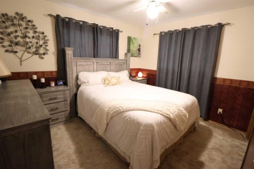 1124 2 Ave, Vauxhall, AB - Indoor Photo Showing Bedroom
