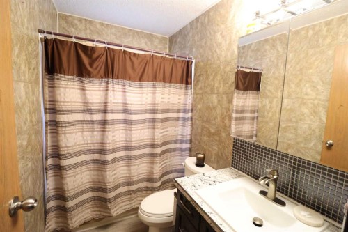 1124 2 Ave, Vauxhall, AB - Indoor Photo Showing Bathroom