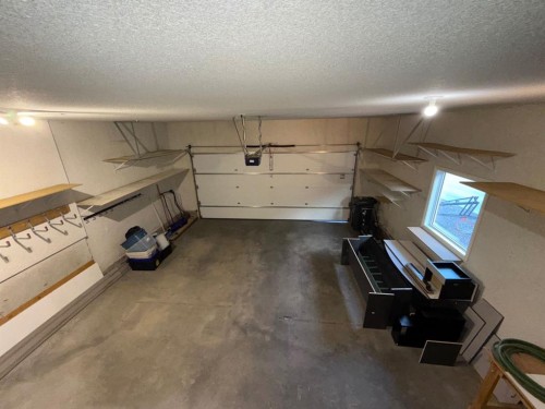 565 Edinburgh Road West, Lethbridge, AB - Indoor Photo Showing Garage