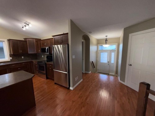 565 Edinburgh Road West, Lethbridge, AB - Indoor Photo Showing Kitchen With Double Sink