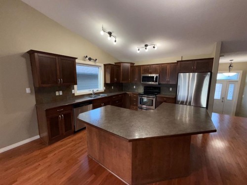 565 Edinburgh Road West, Lethbridge, AB - Indoor Photo Showing Kitchen With Double Sink