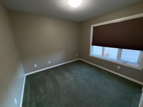 565 Edinburgh Road West, Lethbridge, AB - Indoor Photo Showing Other Room