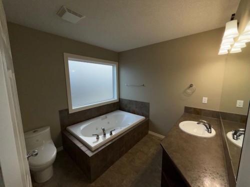 565 Edinburgh Road West, Lethbridge, AB - Indoor Photo Showing Bathroom