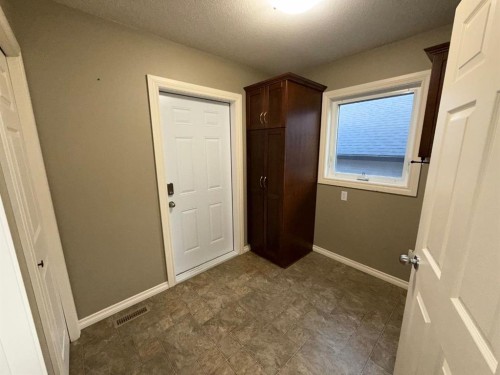 565 Edinburgh Road West, Lethbridge, AB - Indoor Photo Showing Other Room