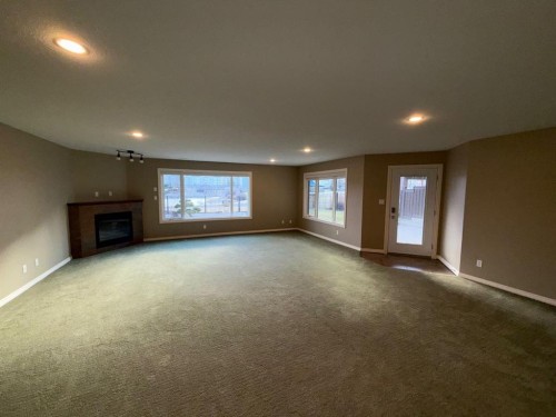 565 Edinburgh Road West, Lethbridge, AB - Indoor With Fireplace