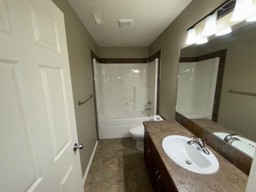 565 Edinburgh Road West, Lethbridge, AB - Indoor Photo Showing Bathroom