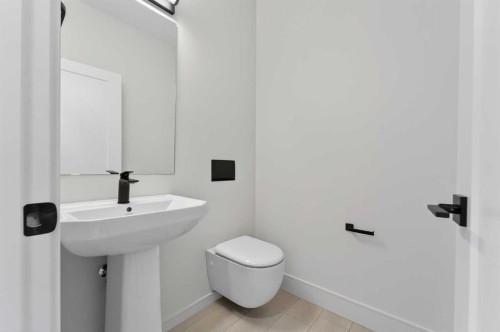 241 Blackwolf Place North, Lethbridge, AB - Indoor Photo Showing Bathroom