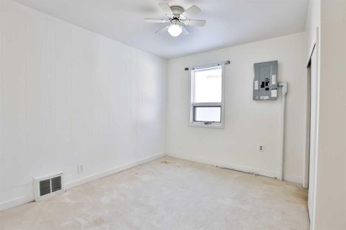 236 N 100 W, Raymond, AB - Indoor Photo Showing Other Room