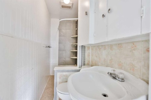 236 N 100 W, Raymond, AB - Indoor Photo Showing Bathroom