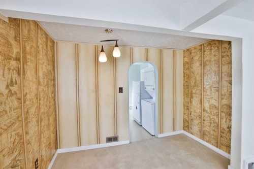 236 N 100 W, Raymond, AB - Indoor Photo Showing Other Room