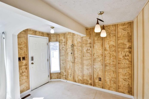 236 N 100 W, Raymond, AB - Indoor Photo Showing Other Room