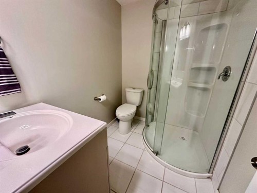 802 Miners Boulevard West, Lethbridge, AB - Indoor Photo Showing Bathroom