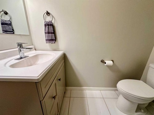 802 Miners Boulevard West, Lethbridge, AB - Indoor Photo Showing Bathroom