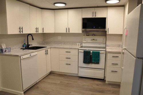 134-1237 4 Avenue South, Lethbridge, AB - Indoor Photo Showing Kitchen