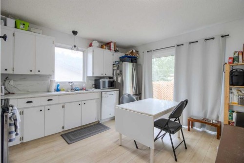 7 Cayuga Place West, Lethbridge, AB - Indoor Photo Showing Kitchen