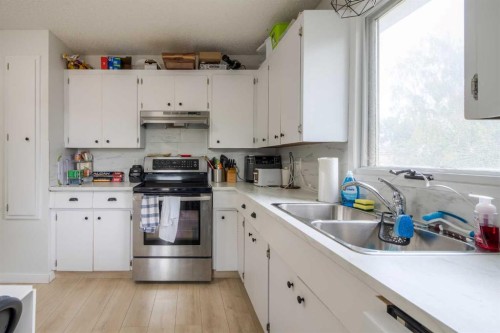 7 Cayuga Place West, Lethbridge, AB - Indoor Photo Showing Kitchen With Double Sink