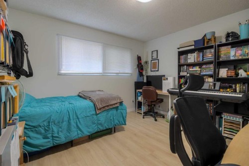 7 Cayuga Place West, Lethbridge, AB - Indoor Photo Showing Bedroom