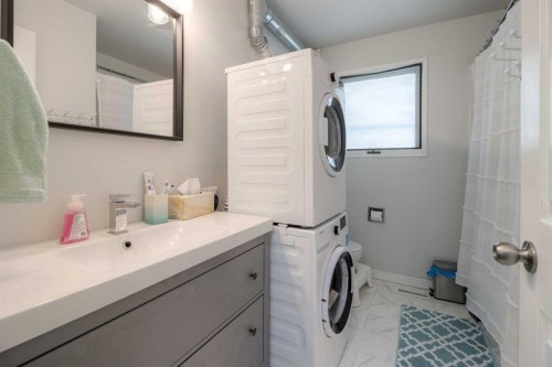 7 Cayuga Place West, Lethbridge, AB - Indoor Photo Showing Laundry Room