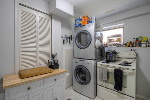 7 Cayuga Place West, Lethbridge, AB - Indoor Photo Showing Laundry Room