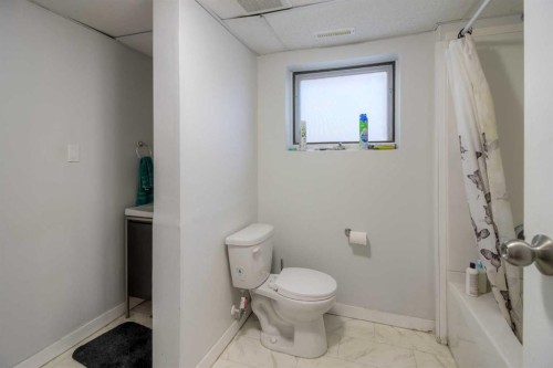 7 Cayuga Place West, Lethbridge, AB - Indoor Photo Showing Bathroom