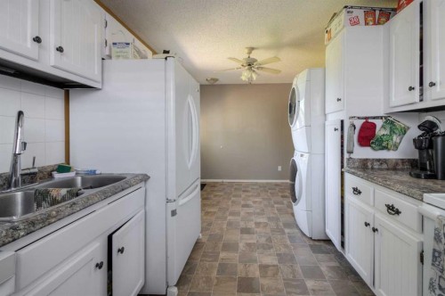 78 Purdue Court West, Lethbridge, AB - Indoor Photo Showing Kitchen With Double Sink