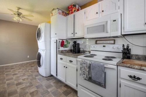 78 Purdue Court West, Lethbridge, AB - Indoor Photo Showing Laundry Room