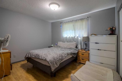 78 Purdue Court West, Lethbridge, AB - Indoor Photo Showing Bedroom