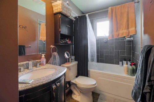 78 Purdue Court West, Lethbridge, AB - Indoor Photo Showing Bathroom