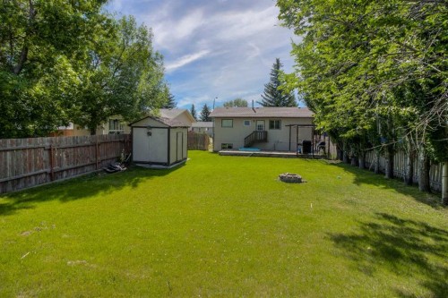 78 Purdue Court West, Lethbridge, AB - Outdoor With Backyard