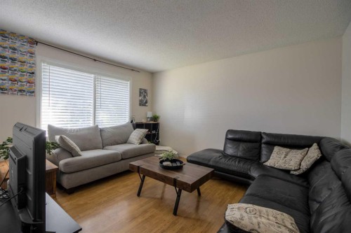 78 Purdue Court West, Lethbridge, AB - Indoor Photo Showing Living Room