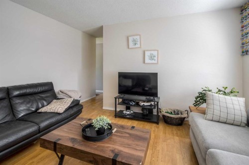 78 Purdue Court West, Lethbridge, AB - Indoor Photo Showing Living Room