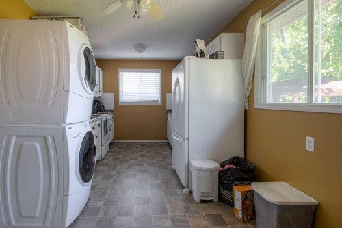 78 Purdue Court West, Lethbridge, AB - Indoor Photo Showing Laundry Room
