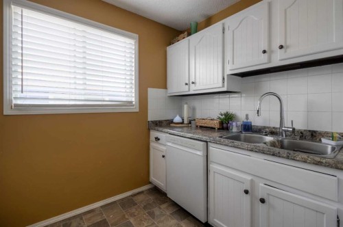 78 Purdue Court West, Lethbridge, AB - Indoor Photo Showing Kitchen With Double Sink
