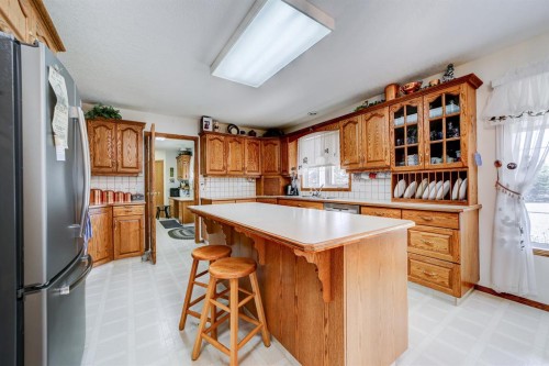 161078 Twp  132 Road, Vauxhall, AB - Indoor Photo Showing Kitchen