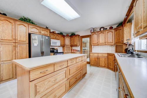 161078 Twp  132 Road, Vauxhall, AB - Indoor Photo Showing Kitchen With Double Sink