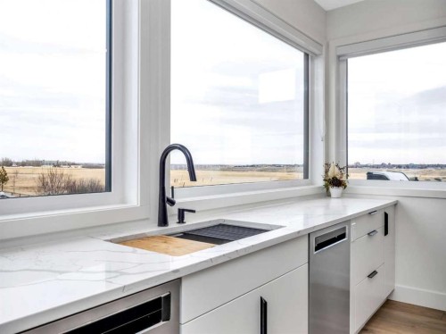19 Stonecrest Point West, Lethbridge, AB - Indoor Photo Showing Kitchen