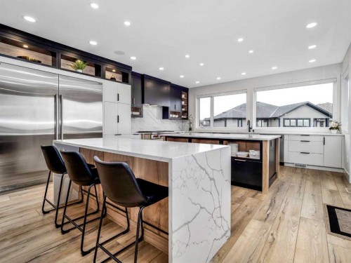 19 Stonecrest Point West, Lethbridge, AB - Indoor Photo Showing Kitchen With Upgraded Kitchen