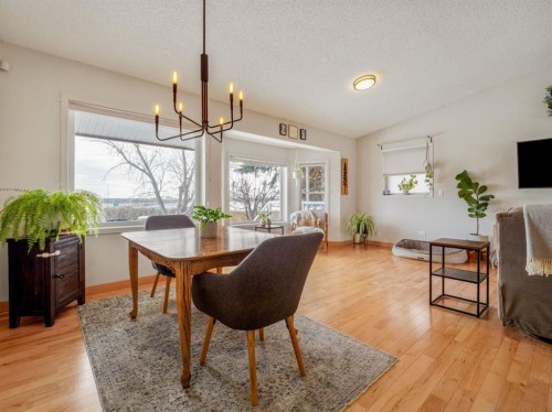 90 Chippewa Crescent West, Lethbridge, AB - Indoor Photo Showing Dining Room