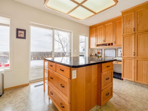 90 Chippewa Crescent West, Lethbridge, AB - Indoor Photo Showing Kitchen