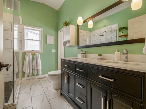 90 Chippewa Crescent West, Lethbridge, AB - Indoor Photo Showing Bathroom