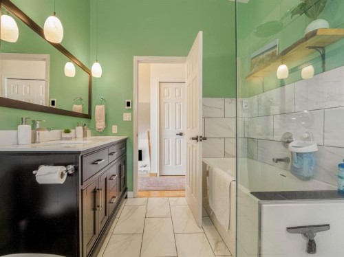 90 Chippewa Crescent West, Lethbridge, AB - Indoor Photo Showing Bathroom