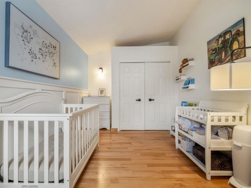 90 Chippewa Crescent West, Lethbridge, AB - Indoor Photo Showing Bedroom
