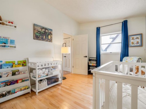 90 Chippewa Crescent West, Lethbridge, AB - Indoor Photo Showing Bedroom