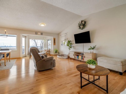 90 Chippewa Crescent West, Lethbridge, AB - Indoor Photo Showing Living Room