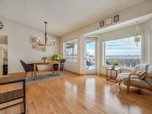 90 Chippewa Crescent West, Lethbridge, AB - Indoor Photo Showing Living Room