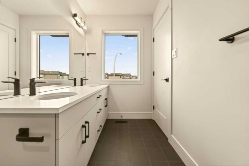 773 Violet Place West, Lethbridge, AB - Indoor Photo Showing Bathroom