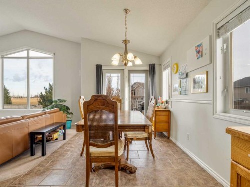 47 Kodiak Boulevard North, Lethbridge, AB - Indoor Photo Showing Dining Room