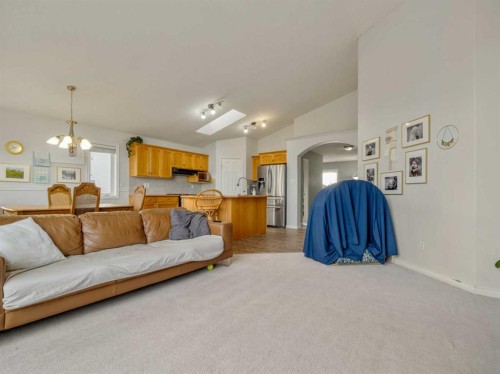 47 Kodiak Boulevard North, Lethbridge, AB - Indoor Photo Showing Living Room