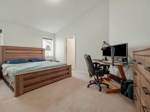 47 Kodiak Boulevard North, Lethbridge, AB - Indoor Photo Showing Bedroom