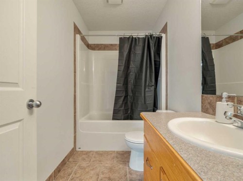 47 Kodiak Boulevard North, Lethbridge, AB - Indoor Photo Showing Bathroom